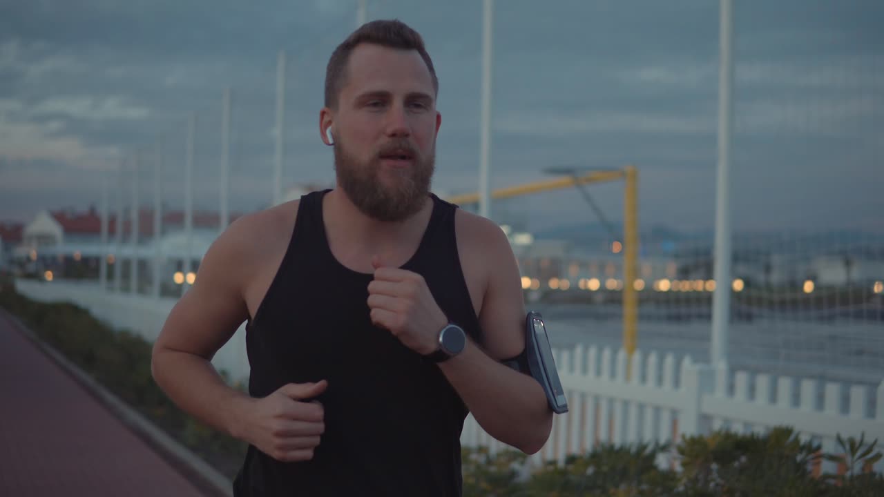 저녁에 달리는 남자