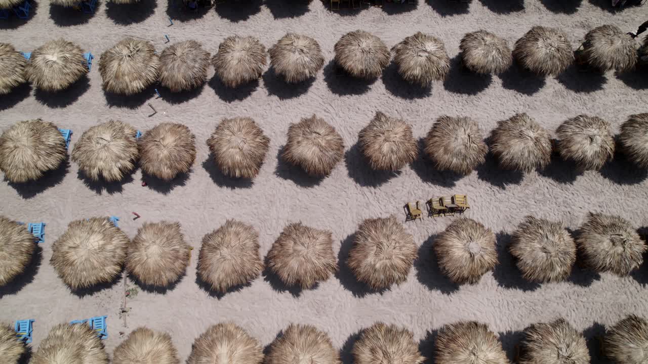 성주간 휴가 동안 해변에 사는 많은 사람들