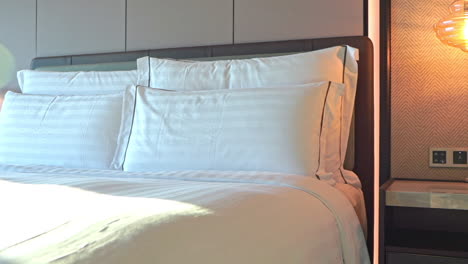 cómoda cama doble, sábanas y almohadas blancas y sinceras