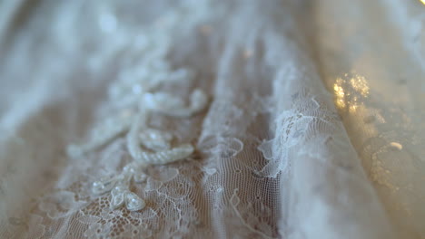 detalles sobre vestidos de novia: perlas y lentejuelas en vestido de encaje.