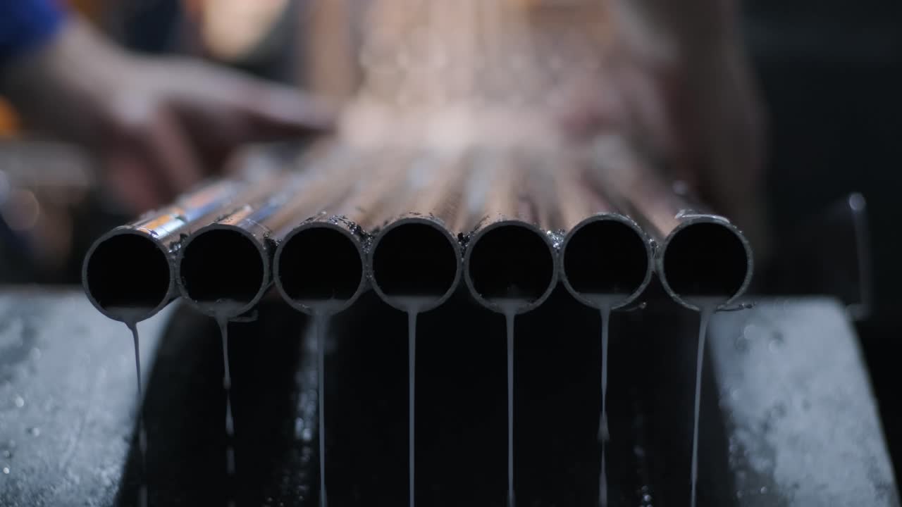 corte de tuberías de acero inoxidable, la sierra de banda para corte industrial de la tubería de metal inoxidable y el uso de la calefacción del refrigerante. la herramienta industrial.