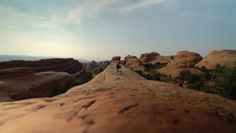 ángulo-Bajo-Del-Hombre-Corriendo-Sobre-Roca-En-El-Desierto-De-Utah-Al-Atardecer-Para-La-Salud-Y-El-Bienestar