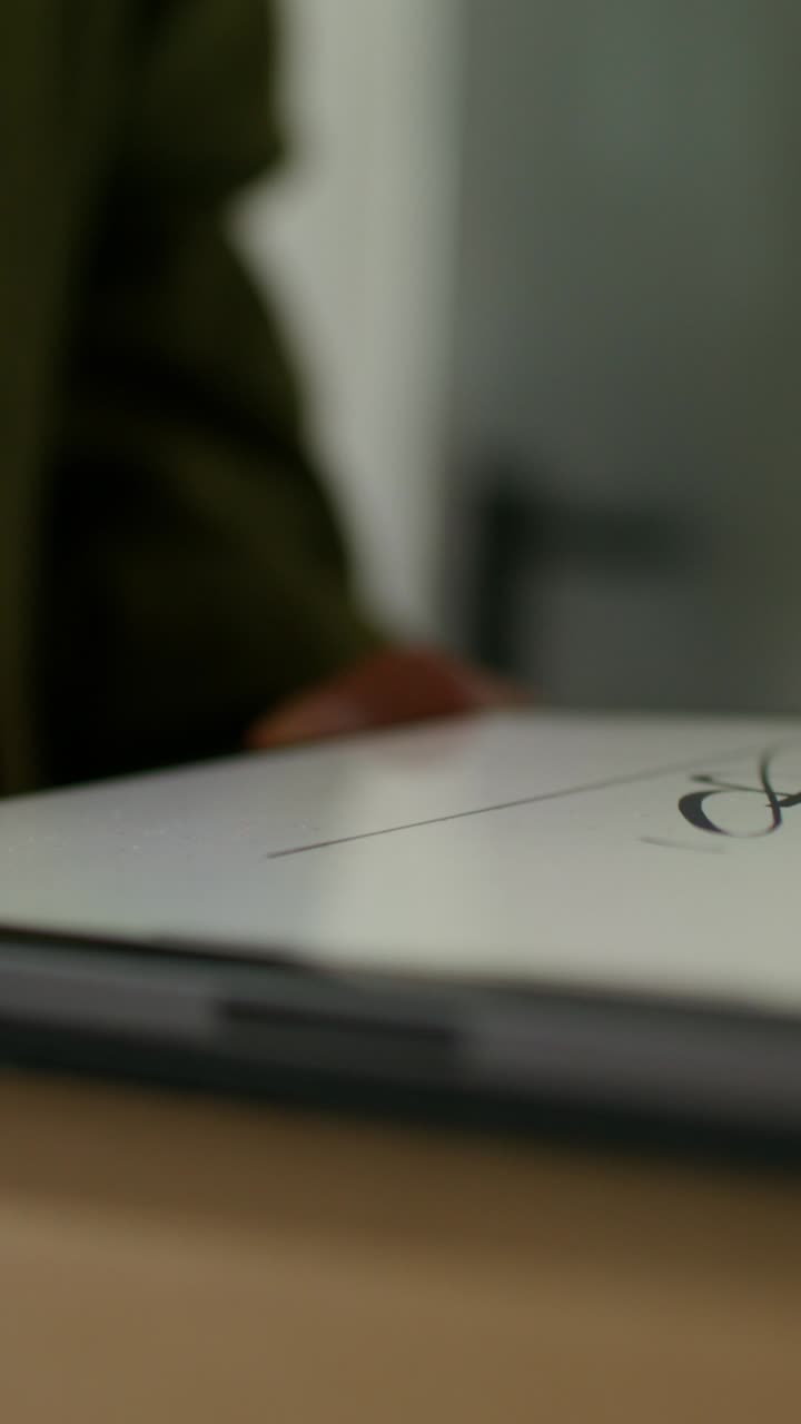 persona dibujando en una tableta digital