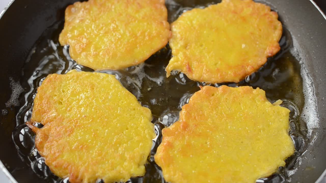 Friggiamo hash brown in padella. Cottura in padella