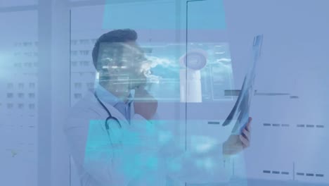 animación de pantallas digitales sobre un médico caucásico que sostiene una radiografía