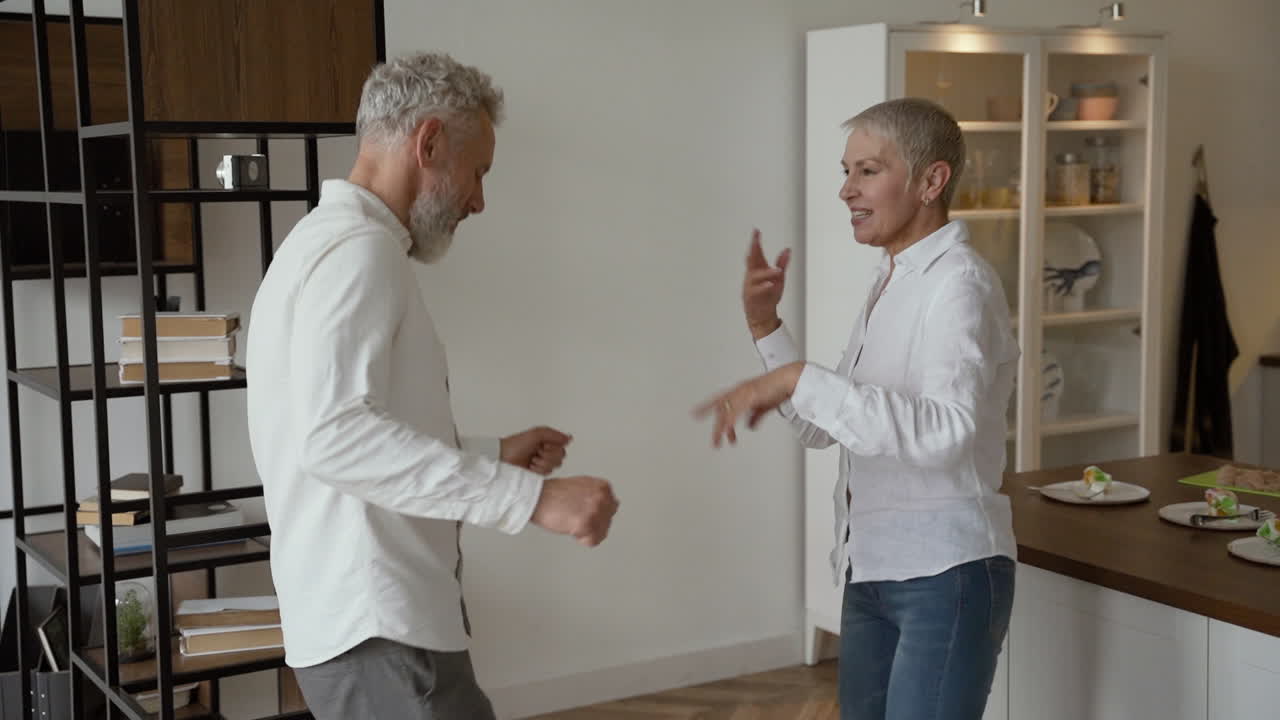 집에서 즐겁게 춤을 추는 행복한 노부부 1