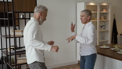 feliz pareja mayor divirtiéndose y bailando en casa 1