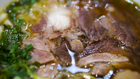 Schüssel-Leckere-Rindfleisch-Nudelsuppe