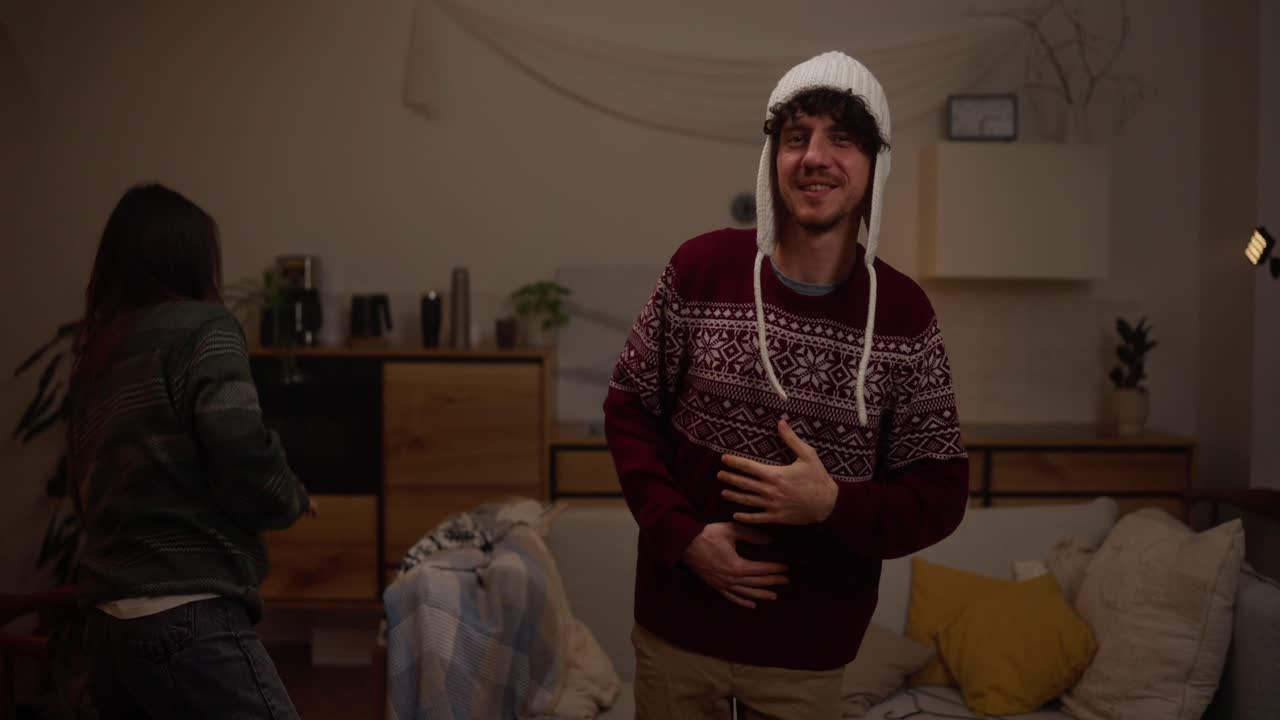 пара празднует Рождество дома