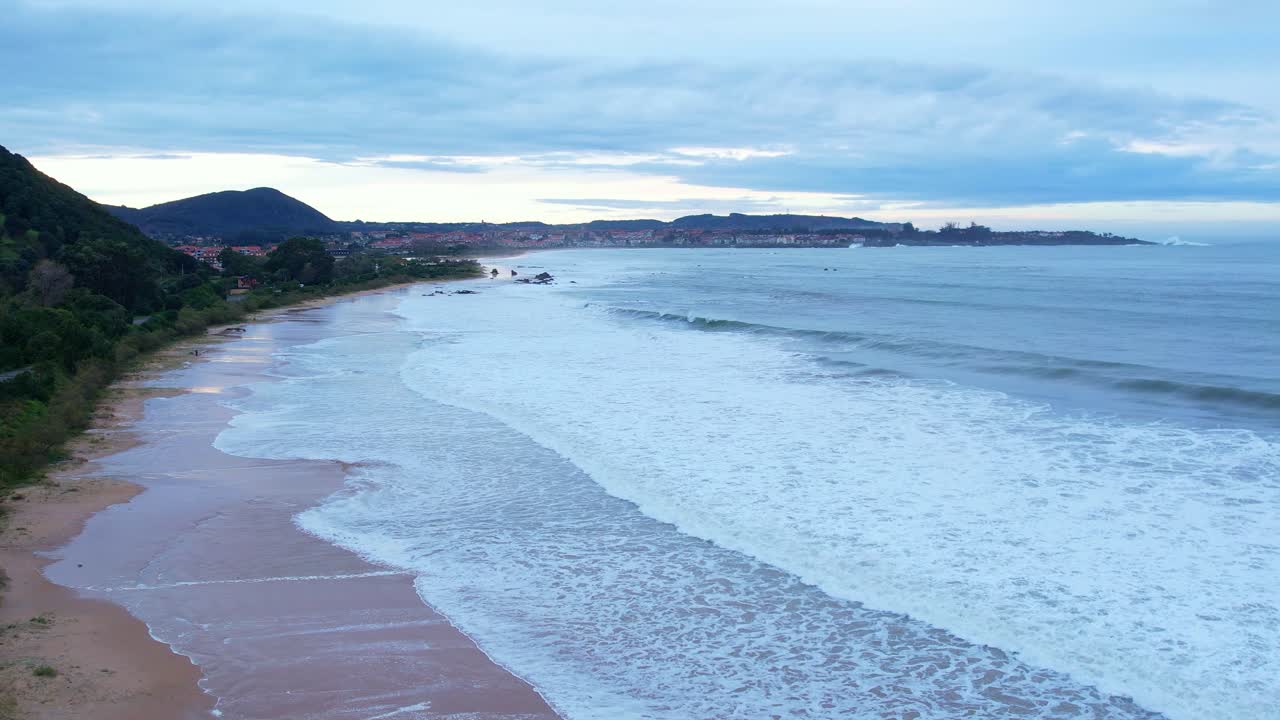 olas blancas y la costa de noja, santander, españa