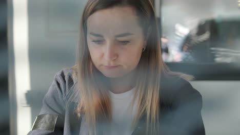gerente de servicio de automóviles trabajando en un escritorio en la oficina
