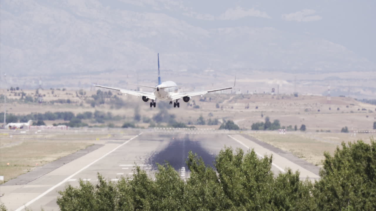 avión aterrizando con viento cruzado en el aeropuerto internacional de madrid barajas en un caluroso día de verano