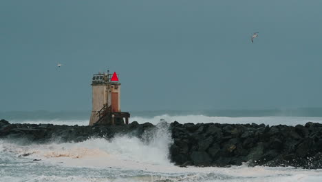 Embarcadero-De-La-Costa-De-Oregon-Con-Una-Bocina-De-Niebla