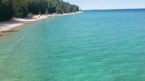 Luftaufnahme-Des-Blauen-Kristallklaren-Wassers-Der-Großen-Seen-Auf-Mackinac-Island-Im-Sommer-In-Michigan