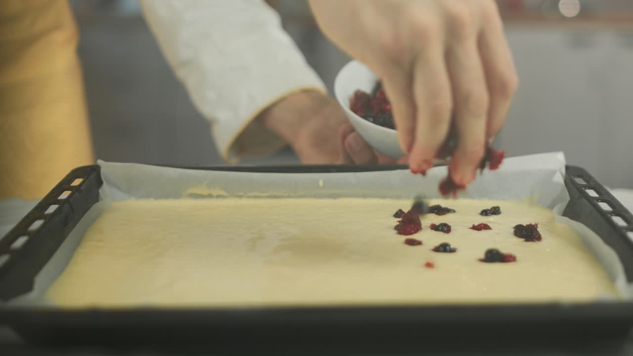 채식주의자 셰프가 스위스 롤 반죽에 딸기를 얹는다