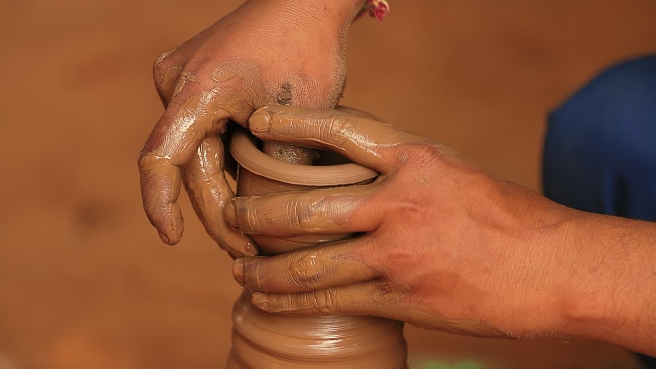 el alfarero en el trabajo hace platos de cerámica. india, rajasthan.