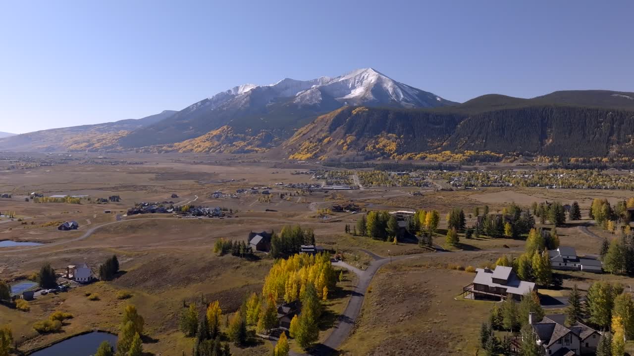 vistas aéreas cerca de crested butte colorado durante la vibrante y colorida temporada de otoño