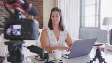 mujer vlogger caucásica haciendo un video en casa