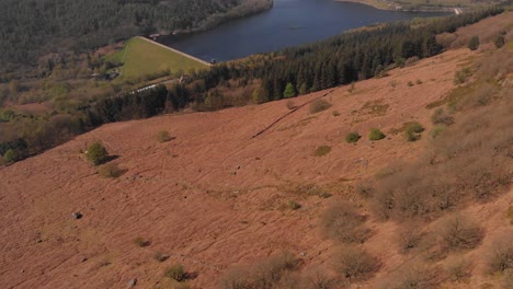 Drohne,-Die-Zum-Lady-Bower-Reservoir-Fährt,-Während-Sie-Nach-Oben-Schwenkt-Und-Den-Lady-Bower-Reservoir-Von-Bamford-Edge-Aus-Einem-Alternativen-Winkel-In-4k-Aufdeckt