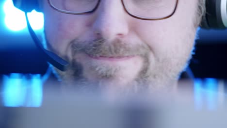 primer plano de la cara frontal: el hombre niega con la cabeza y dice no por el auricular del teléfono