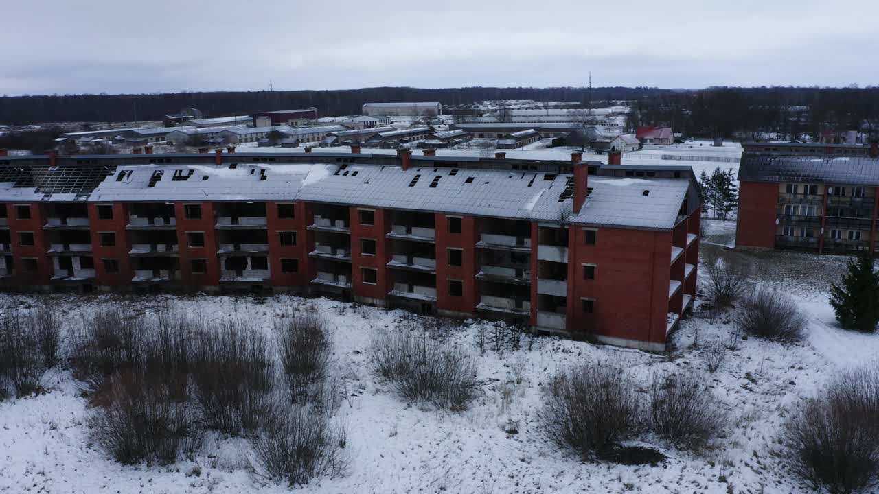 vista aérea sobre casa abandonada durante el invierno