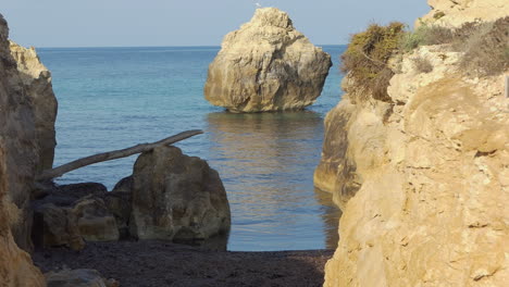 pequeña cala en una zona rocosa con la luz del amanecer en menorca.