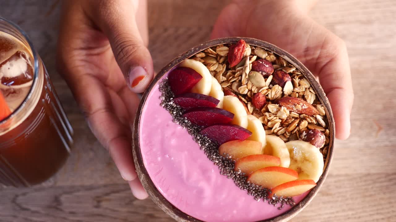 Ciotola di cocco rosa con yogurt, granola e frutta