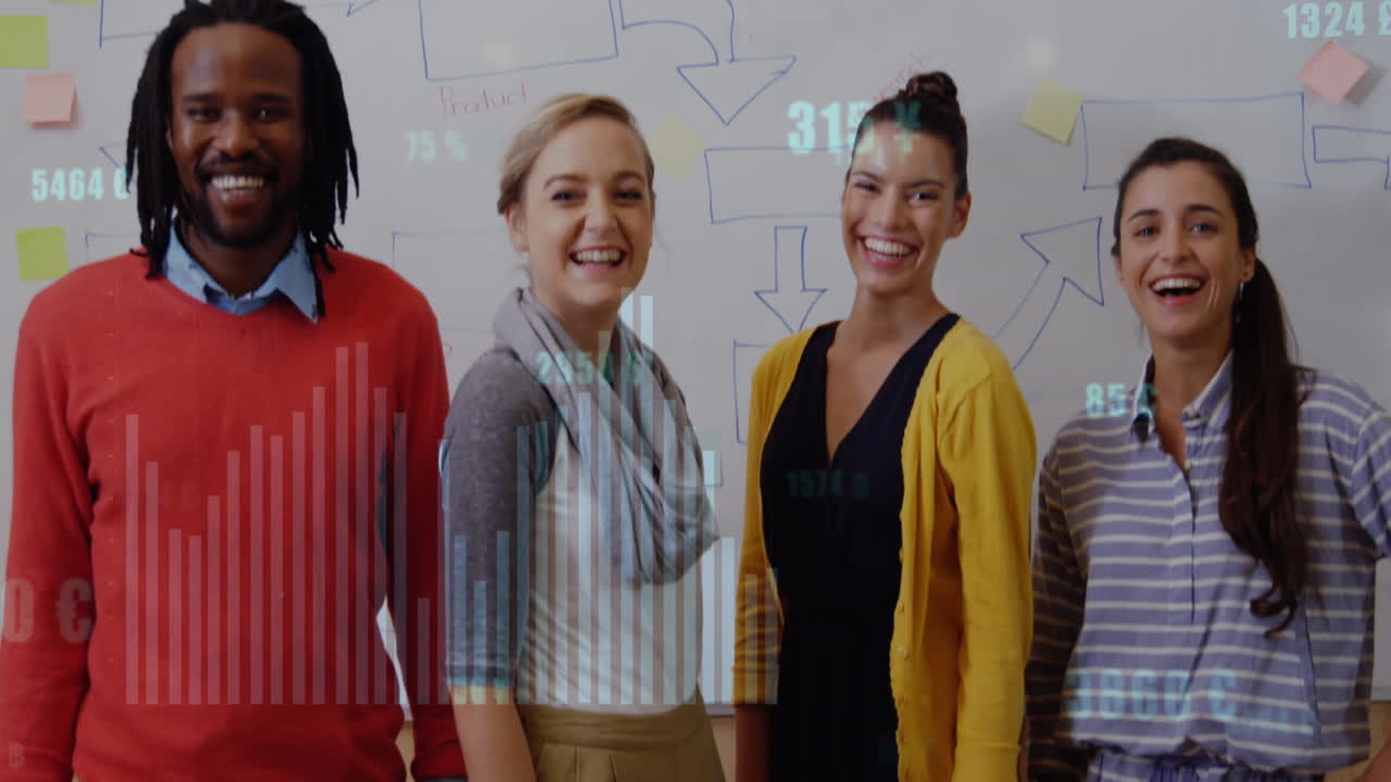 animación del gráfico con signos de moneda y números cambiantes sobre los buzos felices colegas en la oficina