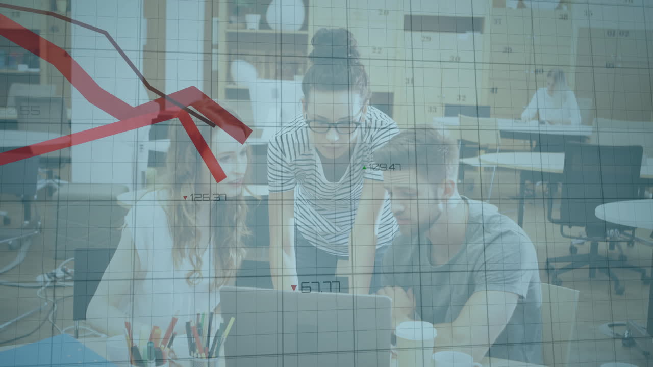사무실에서 협력하는 비즈니스 팀에 대한 빨간색 하향 트렌드 그래프 애니메이션