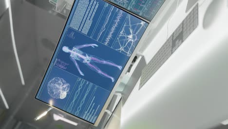 studiare lo scheletro umano. modelli dettagliati sullo schermo del computer. ricerche di laboratorio futuristiche