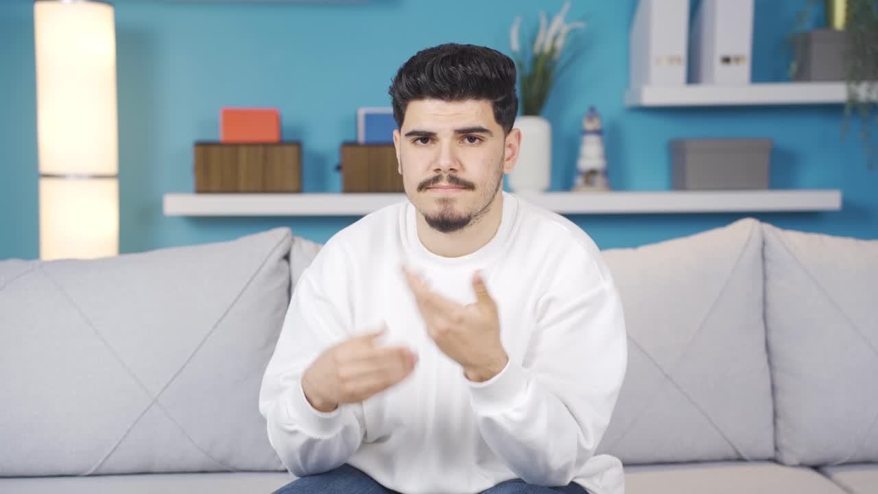 un joven desesperado mirando a la cámara. falta de motivación.