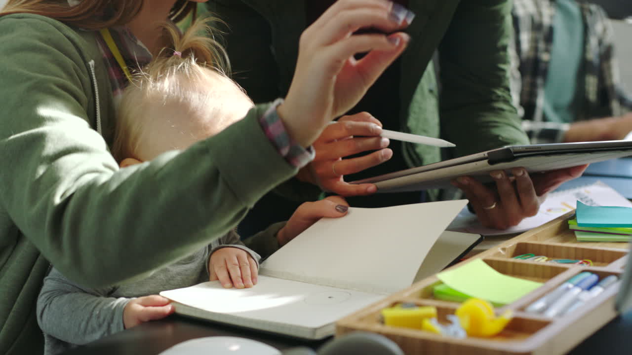 통합 사업가, 아기를 둔 엄마