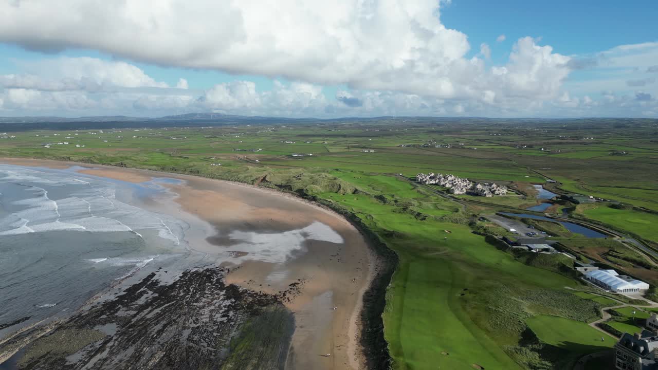 fotografía aérea del establecimiento de trump en el hotel doonbeg con vistas a la bahía de doughmore