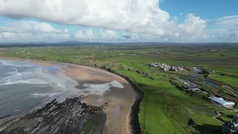 fotografía aérea del establecimiento de trump en el hotel doonbeg con vistas a la bahía de doughmore