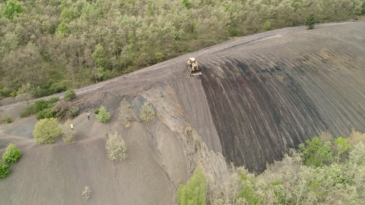 excavadora trabajando en una pendiente empinada, vista aérea