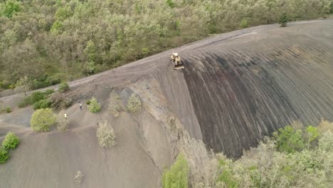 excavadora trabajando en una pendiente empinada, vista aérea