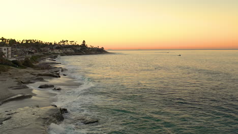 Vibrant-golden-sunrise-over-Windansea-beach-in-La-Jolla,-California