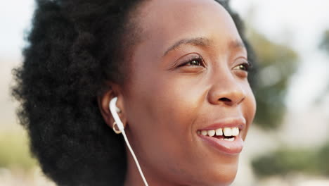 Black-woman,-music-earphones