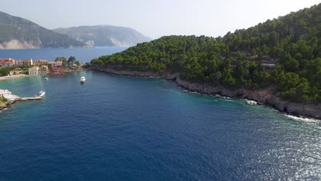 Drohnenschwenks-Am-Strand-Von-Agriosiko,-Einem-Geheimen-Zufluchtsort-Auf-Einer-Halbinsel-Auf-Der-Insel-Kefalonia-Im-Westen-Griechenlands