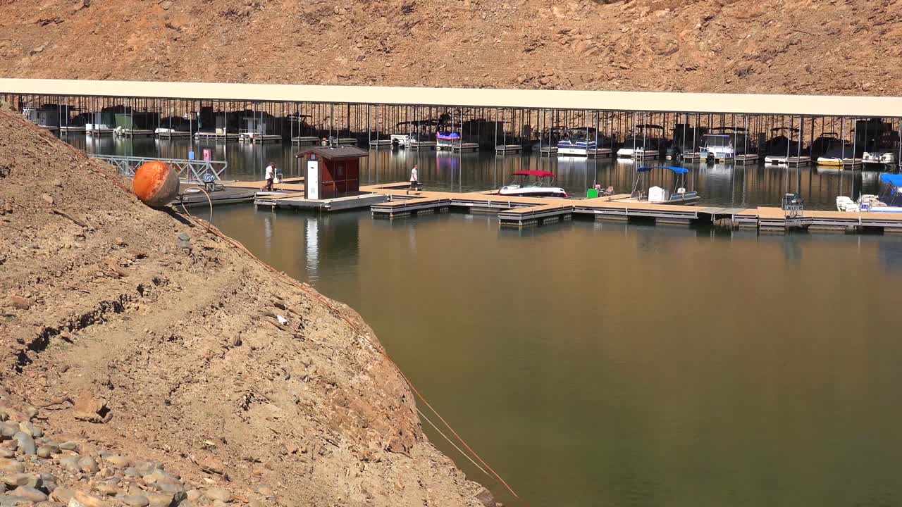 las casas flotantes se sientan en agua baja en el lago oroville en california durante la sequía extrema 1