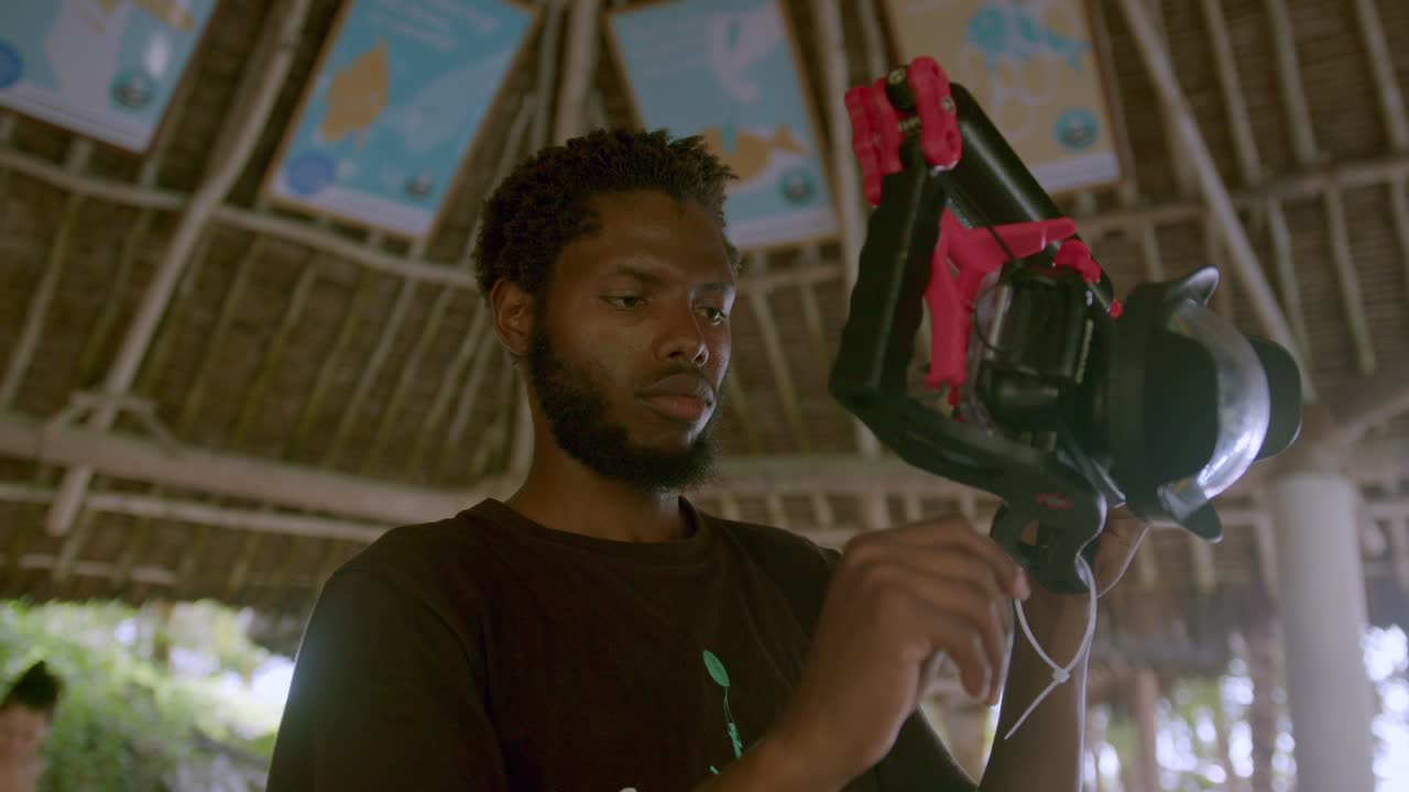 Uomo africano che prepara una telecamera subacquea per le immersioni