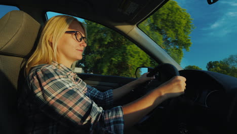 vista trasera de una mujer de mediana edad conduciendo un automóvil en los suburbios de los estados unidos