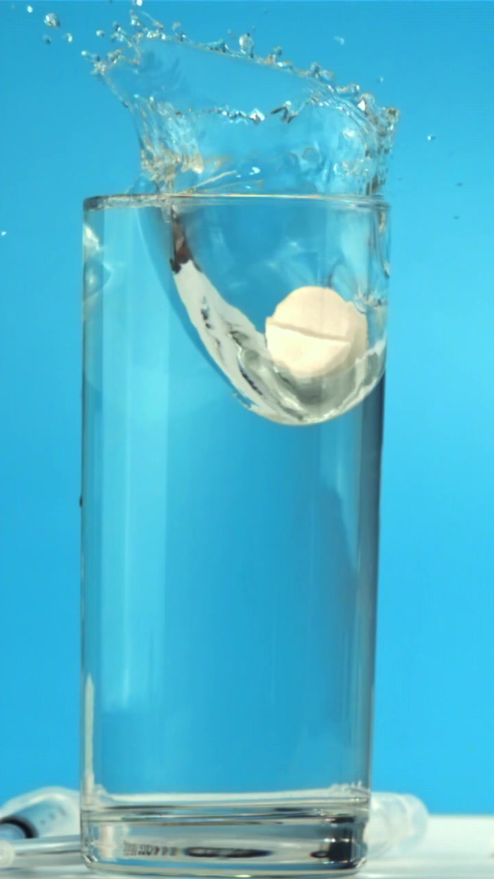 Comprimé effervescent blanc en effervescence dans un verre d'eau