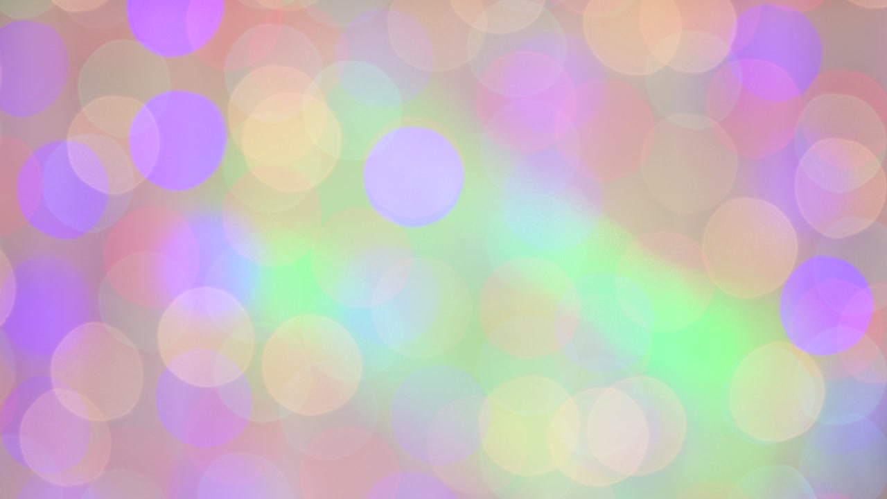 크리스마스의 멋진 색의 불빛은 초점 밖으로 밝게 불타고 있습니다.