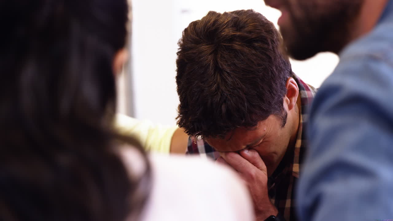 사무실에서 울고 있는 사업가