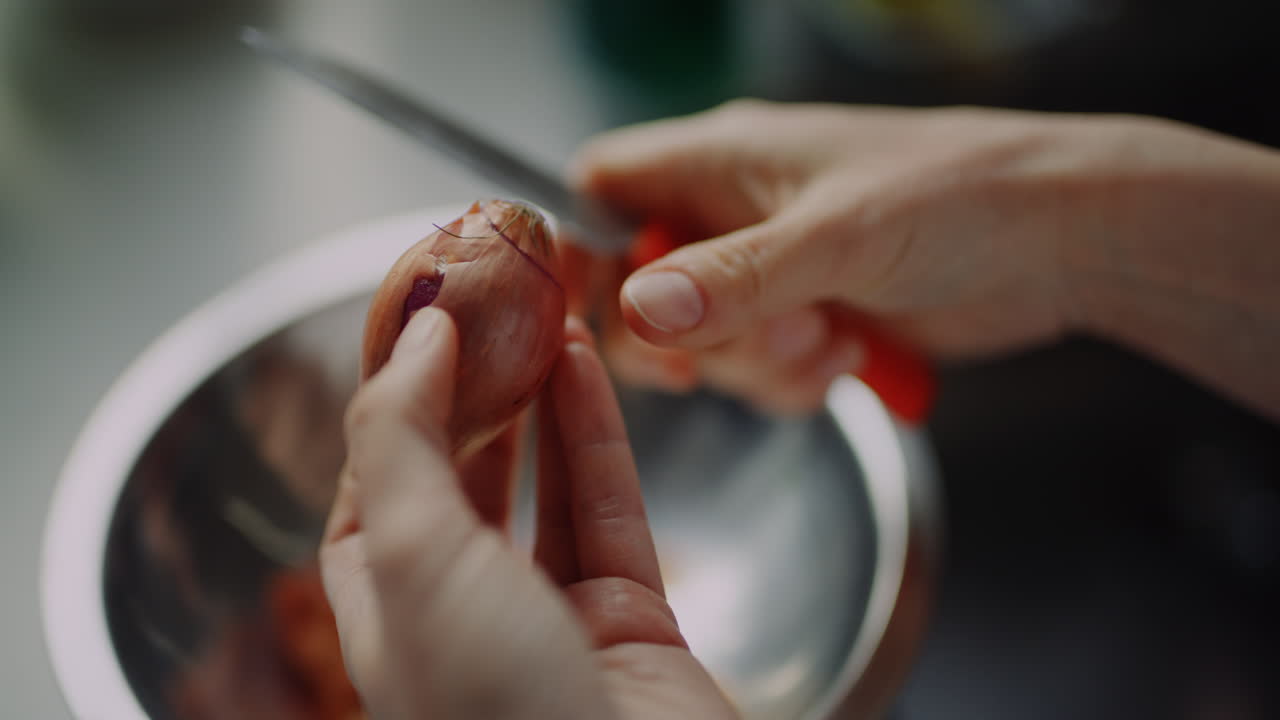 양파를 는 여자 손의 클로즈업 식사를 준비하는 음식 요리