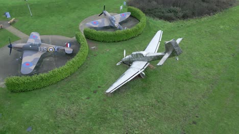 Vista-Aérea-Descendiendo-A-Capel-le-ferne-Abajo-Dos-Aviones-De-Acero-Inoxidable-Del-Jardín-Conmemorativo-De-La-Batalla-Terrestre-De-Gran-Bretaña