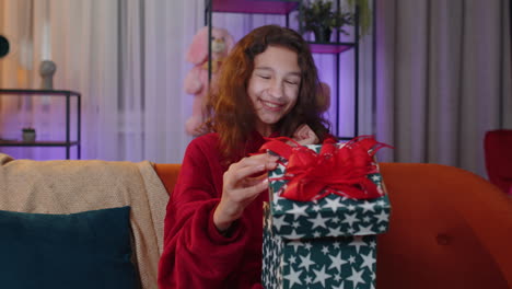 Niña-Preadolescente-Abriendo-Una-Caja-De-Regalo-Con-Un-Brillo-Luminoso-En-El-Interior-Asombrada-Satisfecha-Con-La-Presente-Sorpresa-De-Cumpleaños