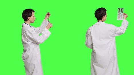 Allgemeinmediziner-Untersucht-Röntgenaufnahme-Vor-Greenscreen-Hintergrund