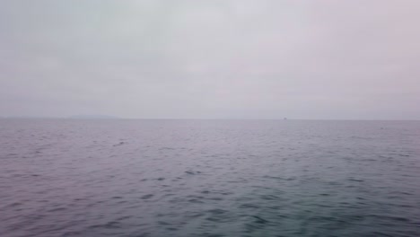 Gimbal-Aufnahme-Von-Einem-Fahrenden-Boot-Im-Offenen-Ozean-Mit-Meeresschicht-Und-Nebel-Auf-Dem-Weg-Zu-Den-Kanalinseln-Vor-Der-Küste-Kaliforniens